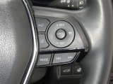 【レーダークルーズコントロール】(全車速追従機能付)付きです。車速に応じて追従支援してくれるので、ロングドライブも快適です。詳細は販売店スタッフまでおたずねください。