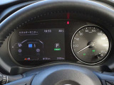 【メーターパネル】素早く車の情報が読み取れる、視認性に優れたシンプルなデザインのメーターパネルです。