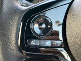 左側にオーデイオやナビのコントロールができるスイッチ、運転中は手を放さず手元で操作可能なんです!