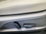 運転席は高級感あるパワーシート!女性の方でもスイッチひとつで簡単に調節できます!