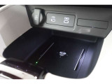 ワイヤレス充電搭載!対応した機器を置くだけで充電することが可能です!USBやシガーソケットなど充実しており大変便利です。