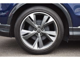 テストドライバーとエンジニアがテスト走行により、車種に応じて選定されたホイールサイズの組み合わせにより、素直なハンドリングとスムーズな乗り味を実現する各車種専用デザインのアルミホイール