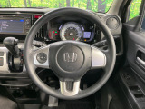 インテリアに合わせたデザインのステアリングは、運転される方のことも考え、運転しやすい形状、大きさです。是非一度、実際に触ってお確かめください。