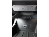 USBタイプA・タイプC・HDMI接続が可能です。Apple CarPlayやAndroid Auto連携機能もあります。携帯電話のワイヤレス充電にも対応。