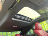 【サンルーフ】開放感たっぷりの希少装備、サンルーフが装着されています!車内に明かりを取り入れたり景色を楽しむ以外にも、車内の空気も簡単に換気できて快適です!