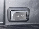 充電用USB端子付き。スマートフォンなどの充電に便利です。