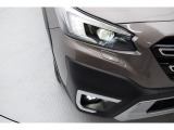 AppleCarPlay/AndroidAutoに対応しスマートフォンにインストールされているアプリを大画面に表示して使用できるほか、音声認識による操作も可能です。