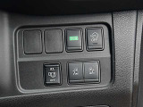 運転席右側にはアイドリングストップ解除、両側オートスライドドア、ハンズフリーオートスライドドアのスイッチ