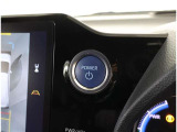 スマートキーを携帯していればキーを取り出さずにドアを施錠&解錠。クルマの始動も可能です。