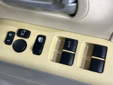 【電動格納ミラー】サイドミラーは電動格納式となっており、狭い駐車場でもキズがつくリスクを抑えられます。