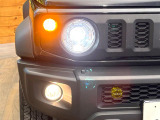 【LEDヘッドライト】悪天候や夜間走行時も良好な視界を確保し安心して運転できる高輝度LEDヘッドライトを装備!点灯速度が早く、消費電力も抑えられています。