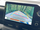 【バックカメラ】駐車時に後方がリアルタイム映像で確認できます。大型商業施設や立体駐車場での駐車時や、夜間のバック時に大活躍!運転スキルに関わらず、今や必須となった装備のひとつです!