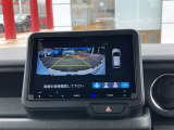 パノラミックビューモニター付きです。車両を上から見たような映像をディスプレイオーディオ画面に表示。運転席からの目視だけでは見にくい、車両周辺の状況をリアルタイムでしっかり確認できます。