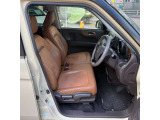 運転席シートは使用感も比較的少なく、破れや大きなヘタリはございません。清掃済みで気持ちよくお乗りいただけます。
