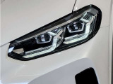 【LEDヘッドライト】先進のLEDテクノロジーを採用。放射される白色光の周波特性は太陽光に近く、バイキセノン・ヘッドライトを上回るコントラストで更に明るく輝きます!