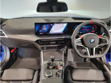 BMWの運転席はドライバーオリエンテッドという構造を採用。ドライバー目線の操作がしやすい設計になっており、ドライブ中にも目線の移動が少なく運転中にも簡単に操作ができます。