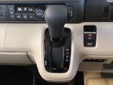 シフトはインパネシフト、パーキングブレーキは電子制御なので運転席と助手席の間はすっきりしています。