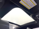 ●サンルーフ:開放感たっぷりの希少装備、サンルーフが装着されています!車内に明かりを取り入れたり景色を楽しむ以外にも、車内の空気も簡単に換気できて快適です!