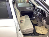 【ベンチシート】運転席と助手席の移動もスムーズ!狭い駐車場での乗り降りや、お子様の乗り降りにも便利です。座席の間にコンソールボックスやドリンクホルダーがないため、車内空間が広く感じます。