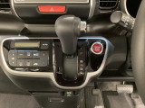CVT車のセレクトレバーです。低速から高速まで、変速ショックのないスムーズな走りを実現するとともに、エンジン効率のよい領域を維持することで燃費にも貢献します。