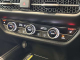 フルオートエアコンディショナーとなっております。運転席と助手席でそれぞれで温度設定ができますので、快適にドライブをすることができます。