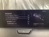 カメラが車線を認識してはみ出しそうになるとステアリングアシストが介入するレーン・キープ・アシストシステムを装備しております。お好みで作動・非作動の設定も可能です。