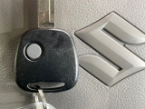 【キーレス】少し離れた場所からでもボタン一つでドアの開錠・施錠ができるのでとっても便利!ドアの鍵穴周りに傷をつけることもありません♪