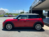 この色遣い!このお洒落感はMINIだけです。外装の顔やボディーだけでも充分かわいいですが、内装も楽しめるインテリア空間となっております。MINIに乗るだけで普段の運転がさらに楽しくなりますよ。