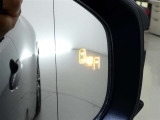 隣車線を走る車両をレーダーで検知し、ドアミラーでは確認しにくい後側方エリアに存在する車両に加え、急接近してくる車両も検知します。車両を検知するとドアミラーに搭載されたLEDインジケーターが点灯します。