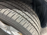 ホイールの状態やタイヤ溝の残り具合は、安全性や維持費にも関わる重要なポイントです。写真にて現状をご確認いただけますが、気になる点や詳細については、お気軽にお問い合わせください。