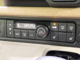 【オートエアコン】一度お好みの温度に設定すれば、車内の温度を検知し風量や温度を自動で調整。暑い&hellip;寒い&hellip;と何度もスイッチ操作をする必要はありません。快適な車内空間には必須の機能ですね♪