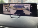 狭い場所での駐車やすれ違いなどでより的確な運転操作に役立つ360&deg;ビューモニターが装備されています。