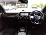 10.25インチディスプレイとMBUXを備えた、先進的で使いやすい運転席です。