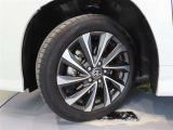 205/55R17タイヤ&切削光輝・ブラック塗装の純正アルミホイール。タイヤ溝もありますよ!