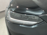 LEDヘッドライトは、点灯の瞬間から最大光量を発揮し、突然暗くなるトンネルなどでの安定感を高めます。