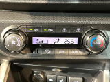 【オートエアコン】一度お好みの温度に設定すれば、車内の温度を検知し風量や温度を自動で調整。暑い&hellip;寒い&hellip;と何度もスイッチ操作をする必要はありません。快適な車内空間には必須の機能ですね♪