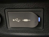 こちらのクルマはUSB接続コネクタも装備されています♪スマホの充電などにお使い下さい。ご旅行中での充電切れも、これなら心配いりませんね!