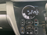 【オートエアコン】一度お好みの温度に設定すれば、車内の温度を検知し風量や温度を自動で調整。暑い&hellip;寒い&hellip;と何度もスイッチ操作をする必要はありません。快適な車内空間には必須の機能ですね♪