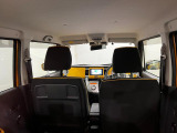 車内にもイエローの差し色が入っていて、とてもお洒落な雰囲気です。外装との統一感もあり、乗るだけで気分が上がりますね。