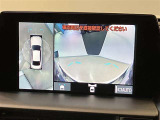 【パノラミックビューモニター】映像で、見づらい車両周辺の確認をアシスト。クルマを真上から見ているような映像を表示。 運転席から確認しにくい車両周囲の状況を把握。