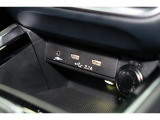 小物の収納に便利なセンタートレイには携帯等のデバイスの充電可能なUSB出力電源付です。