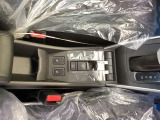 運転席、助手席にシートヒーターを装備。電動サイドブレーキも装備しております。