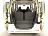 開口部も広く荷物の積み下ろしもしやすいお車となっております。シートの背もたれは5:5の割合で分割して可倒できるので、長いお荷物などを載せることもできます。