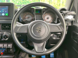 インテリアに合わせたデザインのステアリングは、運転される方のことも考え、運転しやすい形状、大きさです。是非一度、実際に触ってお確かめください。