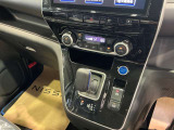 感覚的に使いやすいシフトレバー!電動パーキングにオートブレーキホールドもついています。e-POWERならではのワンペダル操作もできます。
