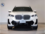 【キドニーグリル】BMWは約90年もの間、ほぼ全ての車両にひと目でBMWだと分かるこの特徴的なフロントグリルが備えられ、デザイン・アイコンとして親しまれてきました。