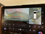 複数のカメラの映像をもとに、クルマを真上から見ているような映像をドライバーに提供し駐車をサポートする機能です。