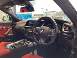 運転席を中心に設計されたBMWらしいドライバーオリエンテッドなコックピット。