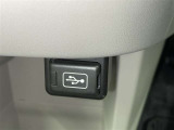 充電用USB端子付き。スマートフォンなどの充電に便利です。