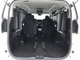 【トランクルーム】荷室の広さも十分です!シートアレンジでシートを畳めば長い荷物だって積めますね。シートアレンジの操作方法など、お気軽にご相談下さい。